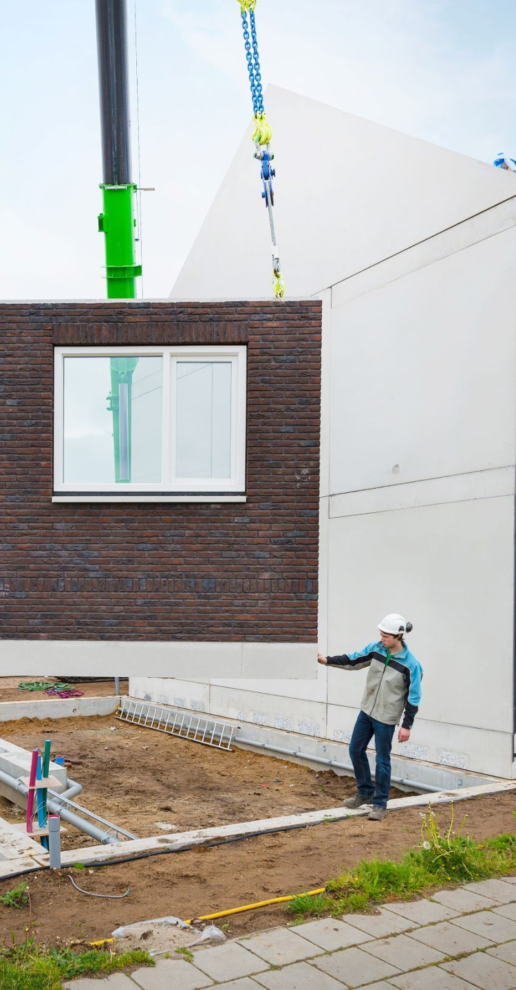 Een morgenwonen gebouw waarvan de voorkant wordt geinstalleerd