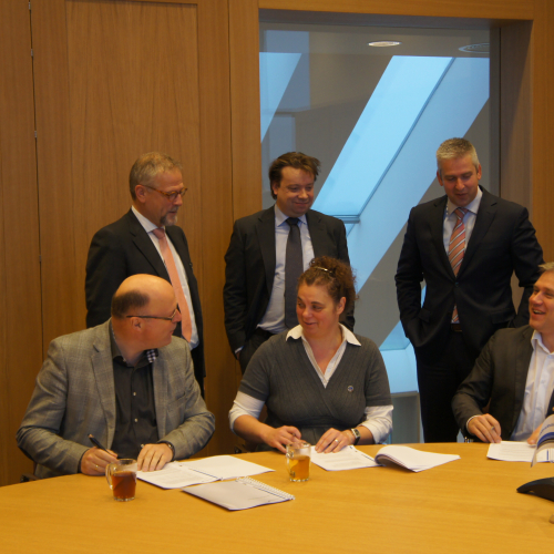 Foto ondertekening sociaal plan.JPG