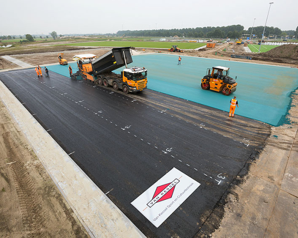 Foto blauw sportveld.jpg