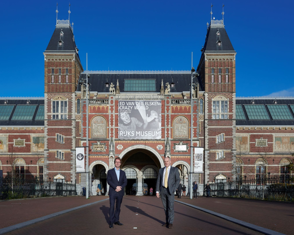 Dibbits en De Ruiter voor Rijksmuseum met blauwe lucht low res.jpg