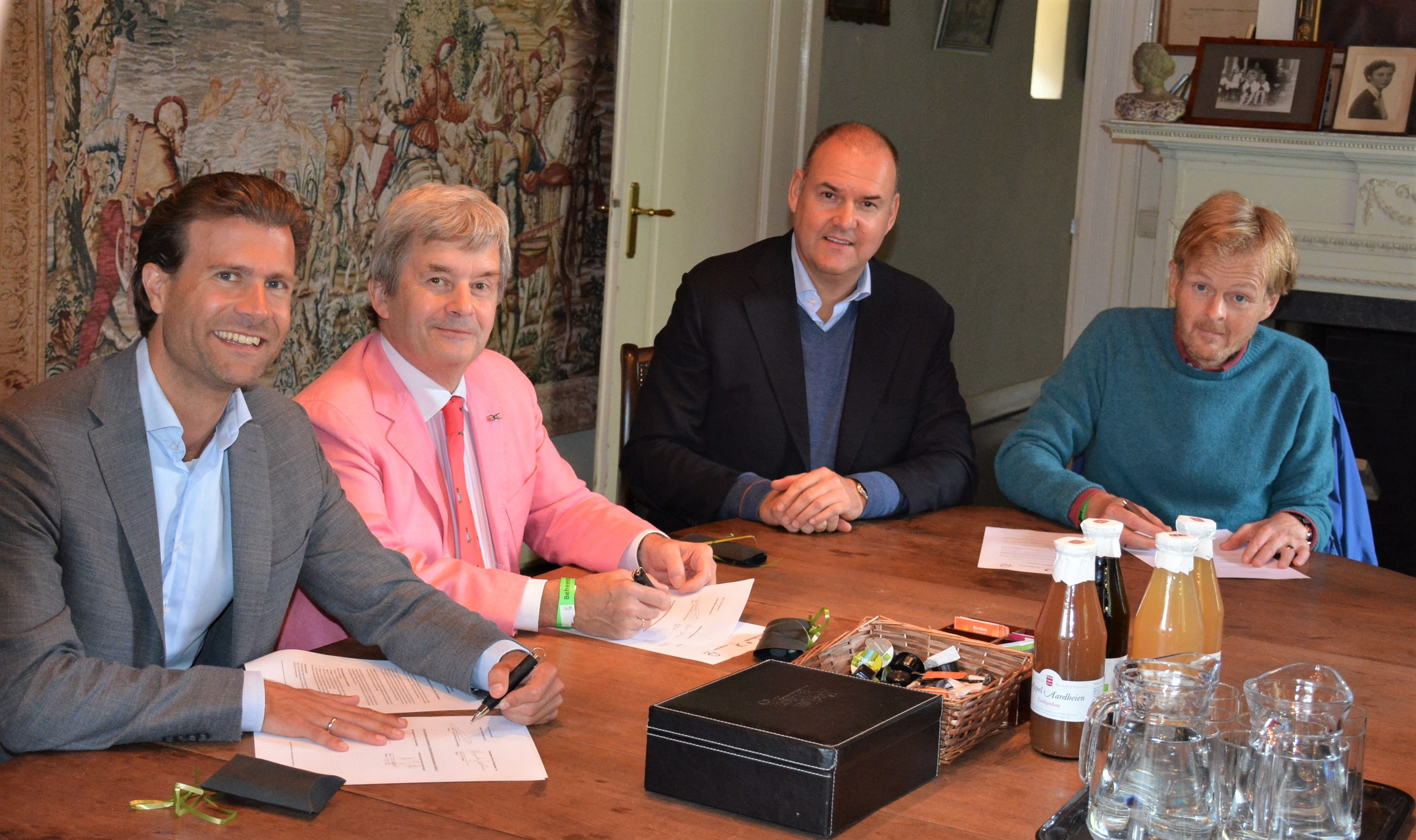 tekenen contract fsc UvB.jpg